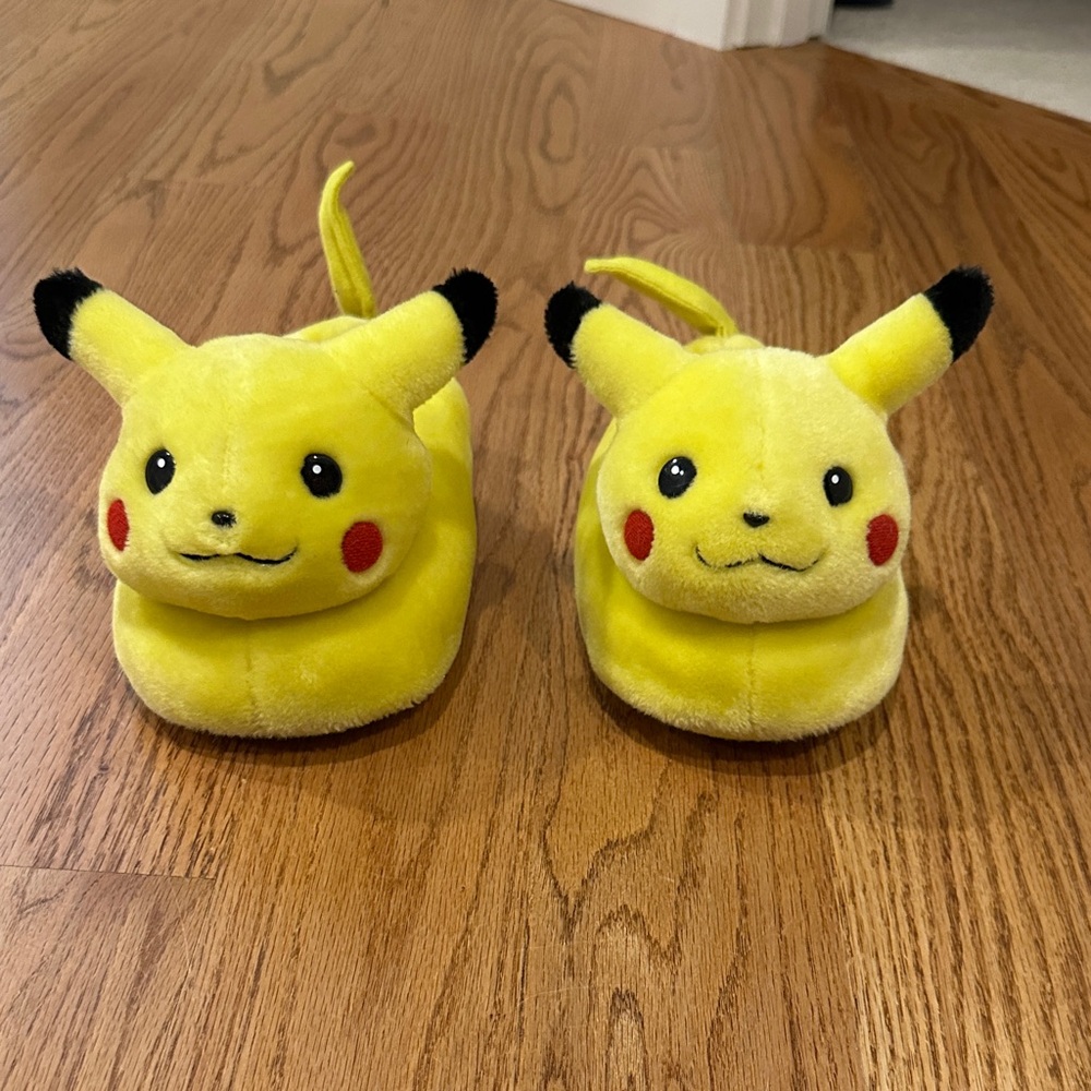 Pokémon Pikachu Slippers - kids size 2/3